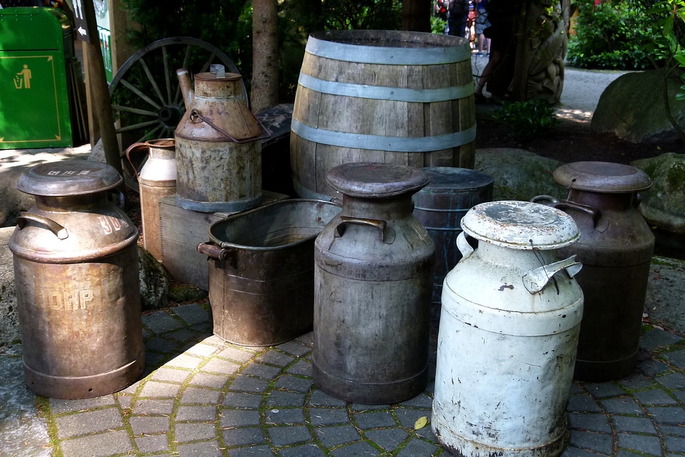 Heritage vintage history cans