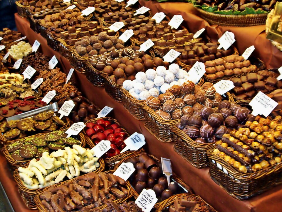 Food showcase confectionery