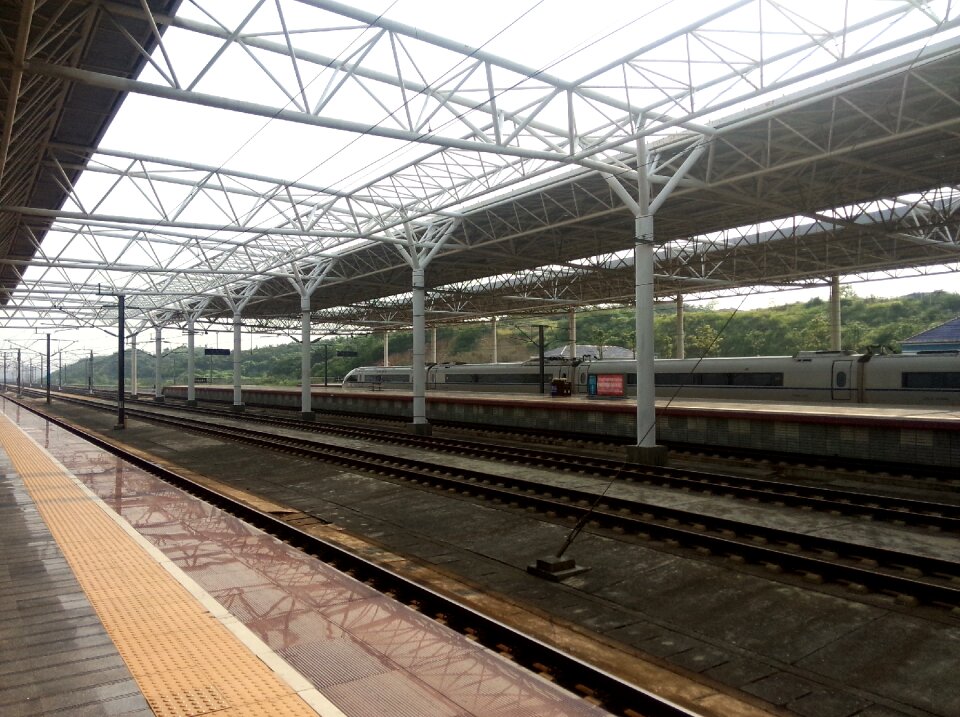 High speed rail tracks distance