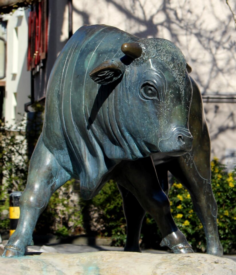 Bronze symbol market place