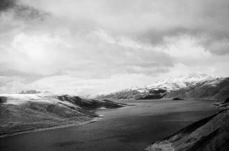 Yanghu black and white snow mountain photo