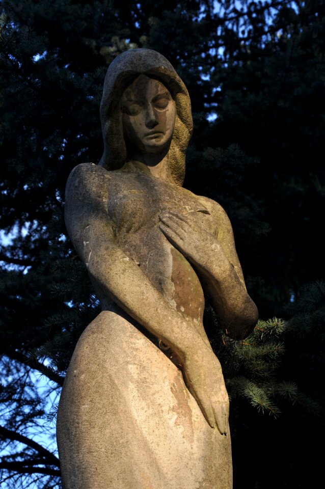 Statue woman monument
