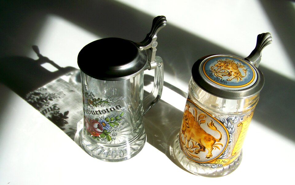 Beer cup glass light shadow
