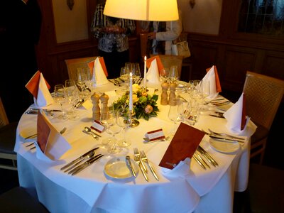 Gedeckter table name badges napkins