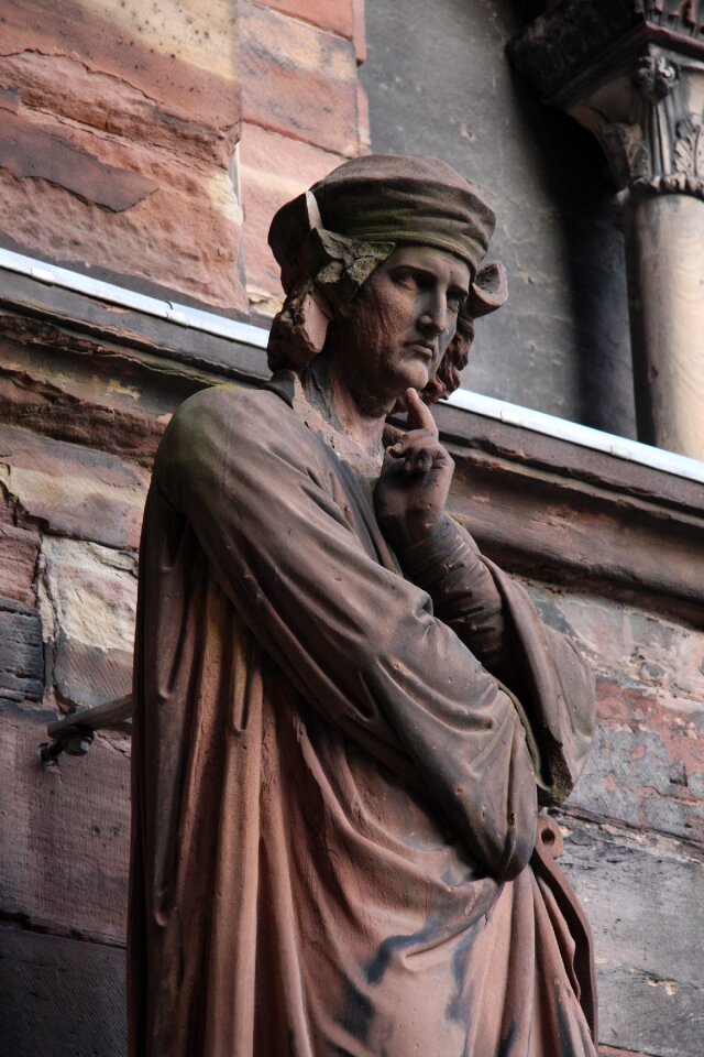 Statue sandstone pink