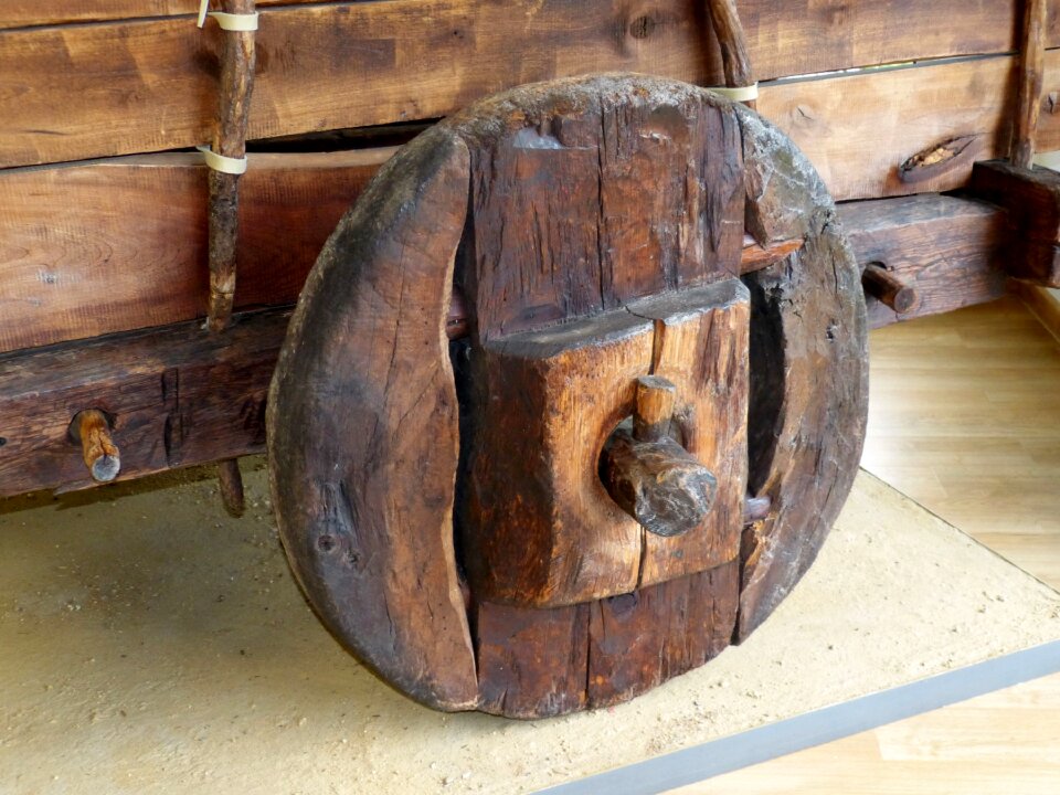 Nostalgic wagon wheel wheel