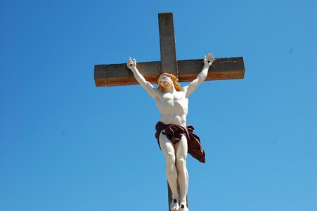 Statue cross