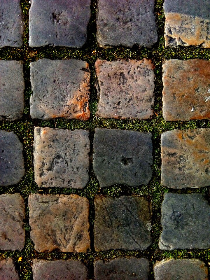 Surface stone alley