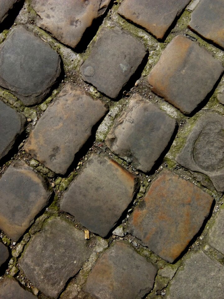 Surface stone alley