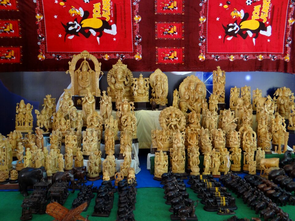 Figures figurines sandalwood
