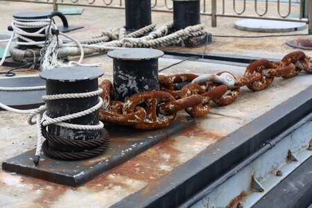 Port ball and chain the stakes