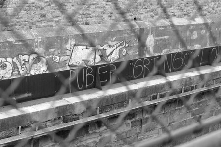 Fence graffiti spray