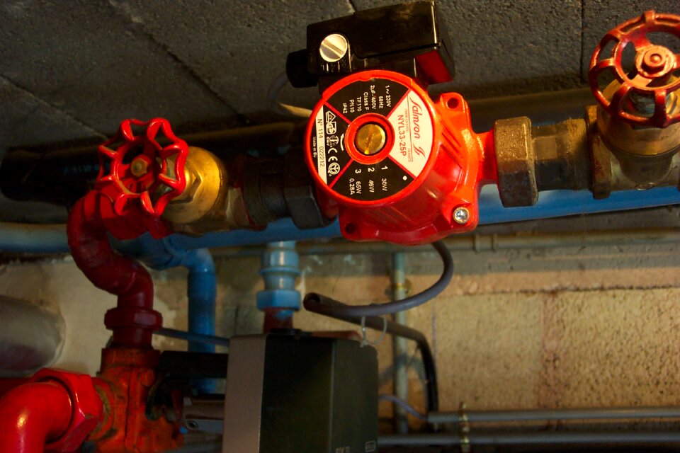 Pressure gauge heating valve