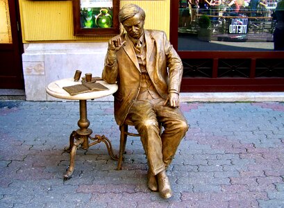 Bronze statue pecs king street