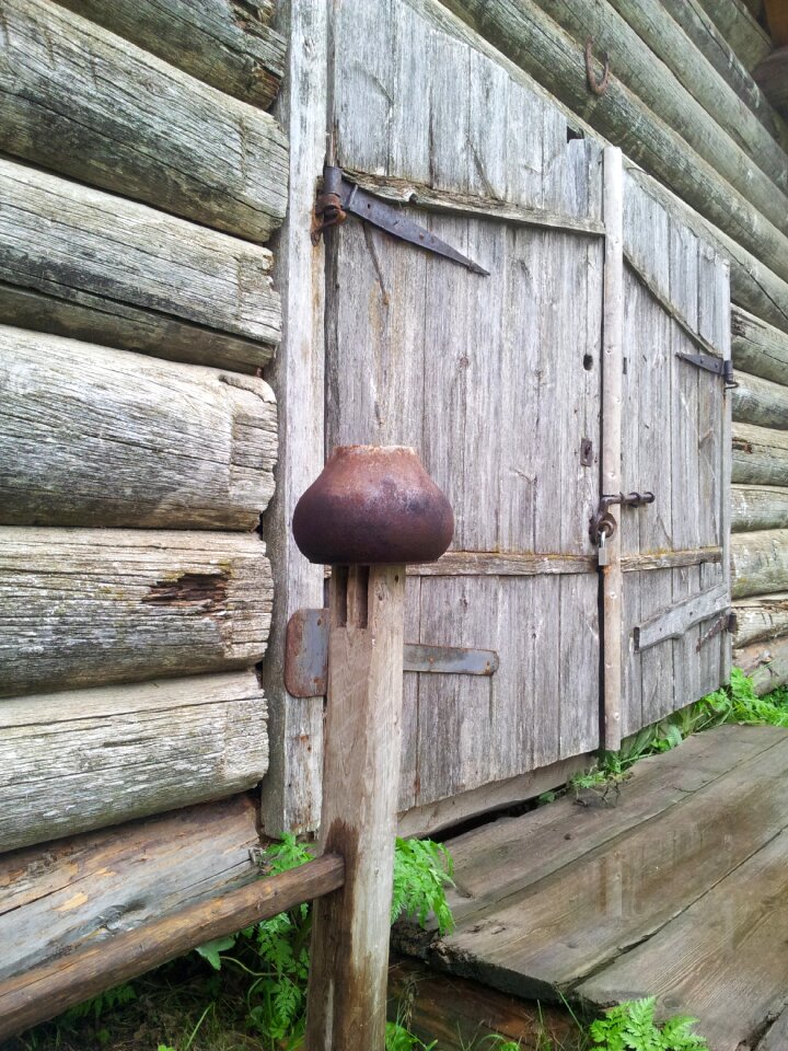 Gate cottage logs