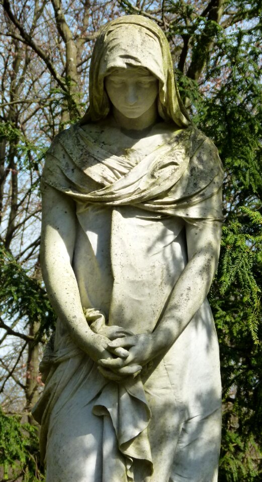 Cemetery female statue pray