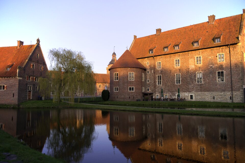 Sky building mirroring
