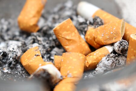 Cigarette end ashtray tilt