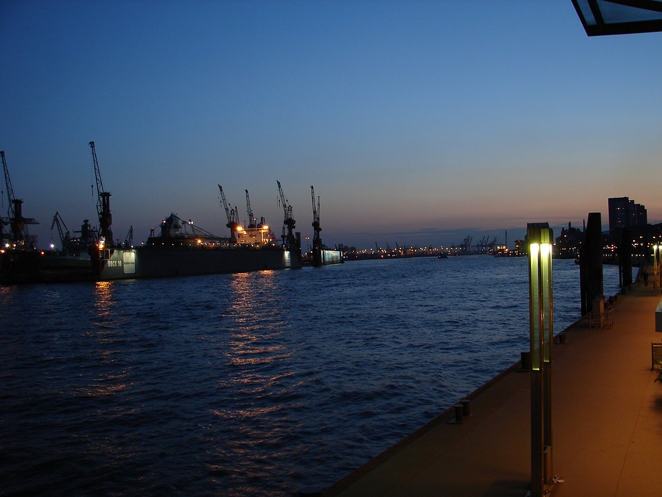 Twilight most pontoon