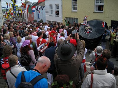 Red 'oss dance tradition