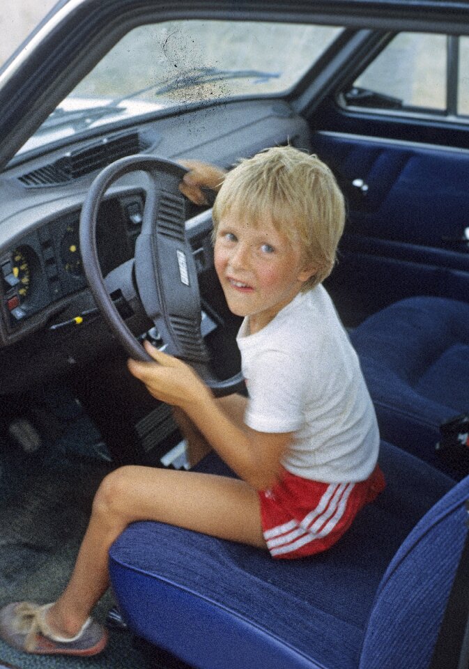 Child car drives the child tax bub in the car