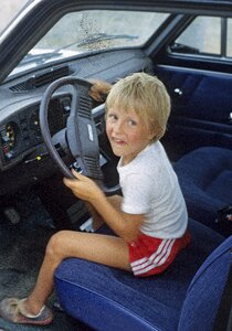 Child car drives the child tax bub in the car