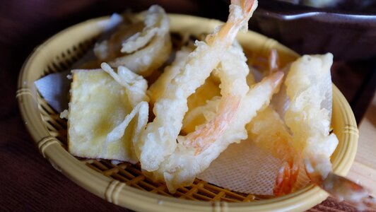 Cooking shrimp tempura deep-fried shrimp