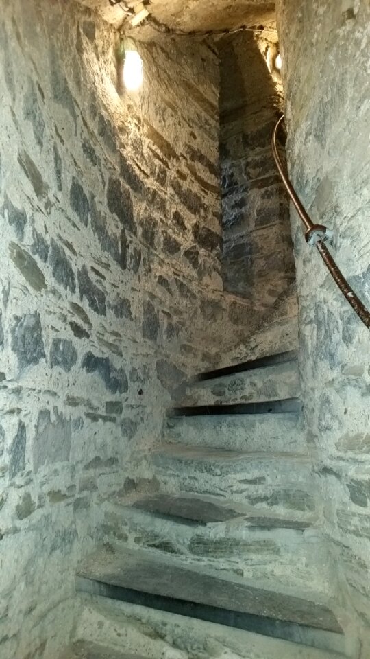 Stones wall gradually