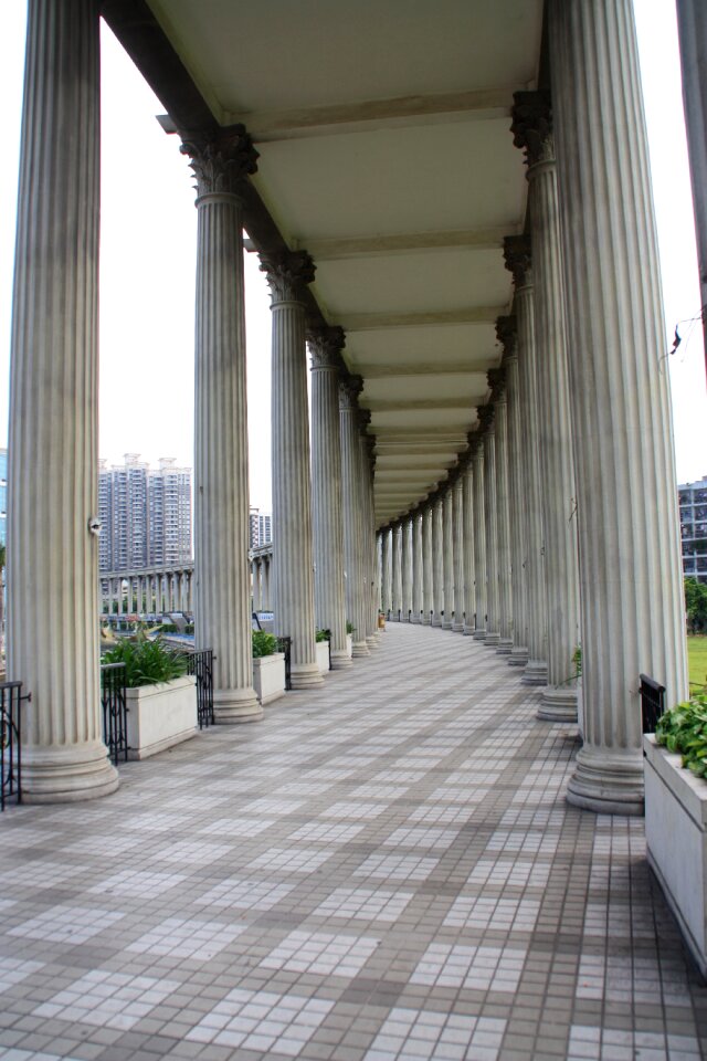 Urban corridor pillar the scenery