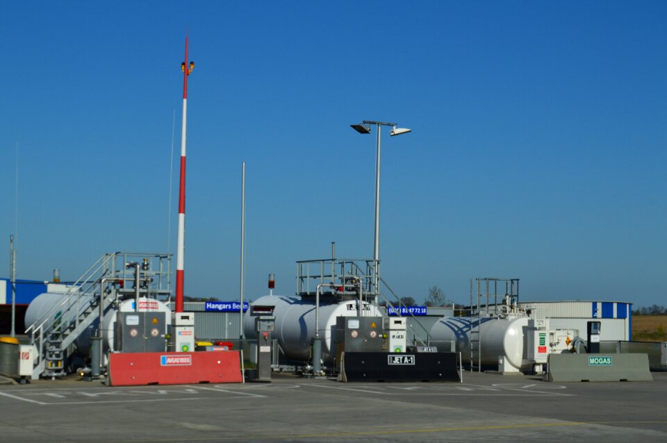 Kerosene radio mast airport straus mountain
