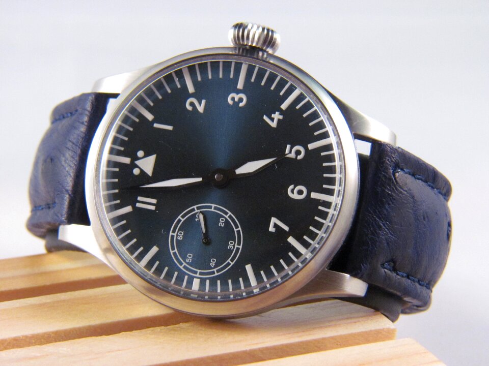 Mechanical wristwatch unitas