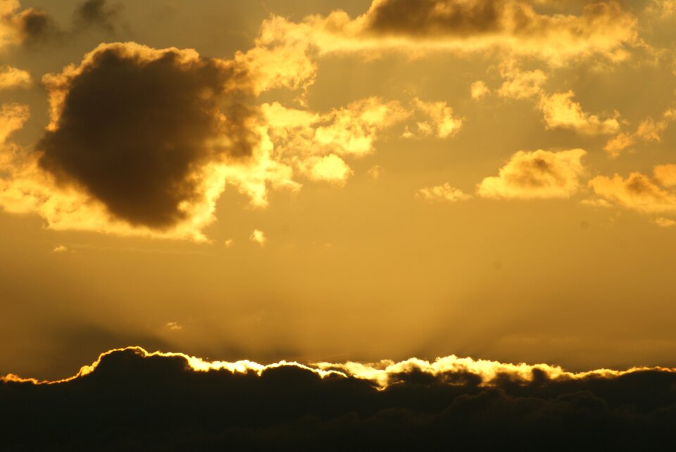 Clouds sunlight horizon