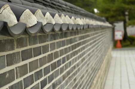 Eaves wall fence