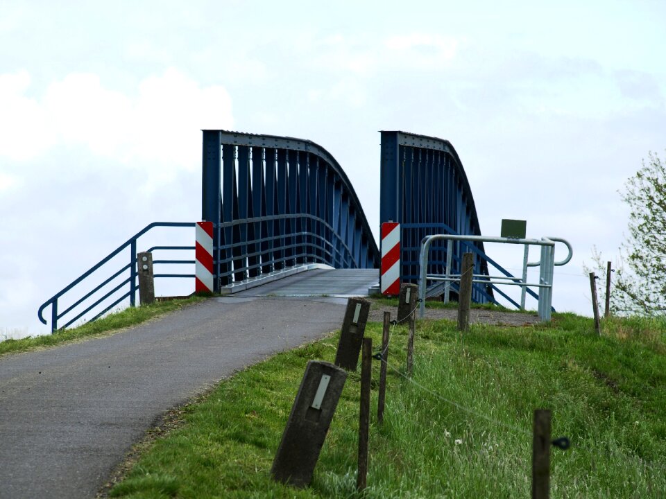Narrow bridge cross