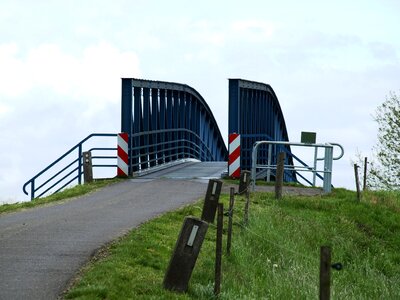 Narrow bridge cross