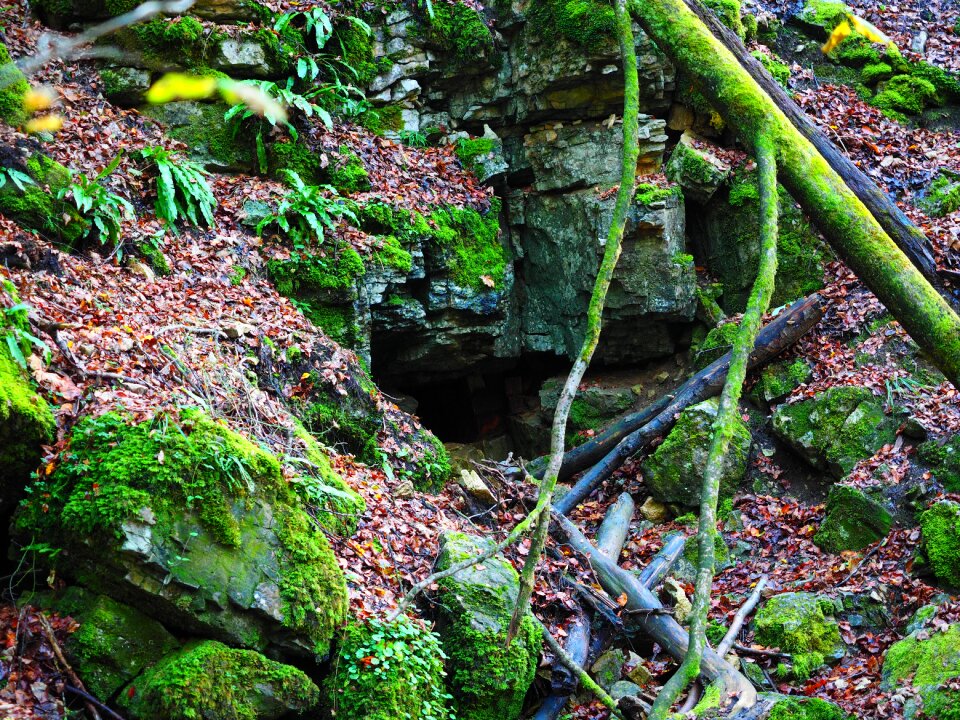 Cave tour dangerous cavity