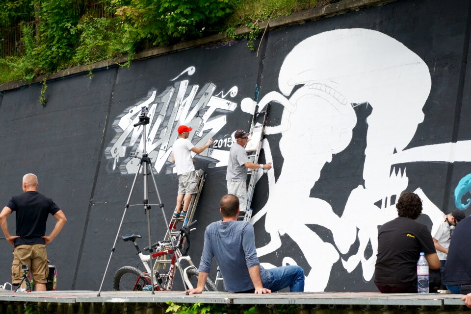 Graffiti art viewers