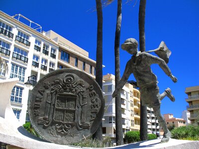 Peseta currency statue