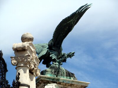 Leon bronze sculpture photo