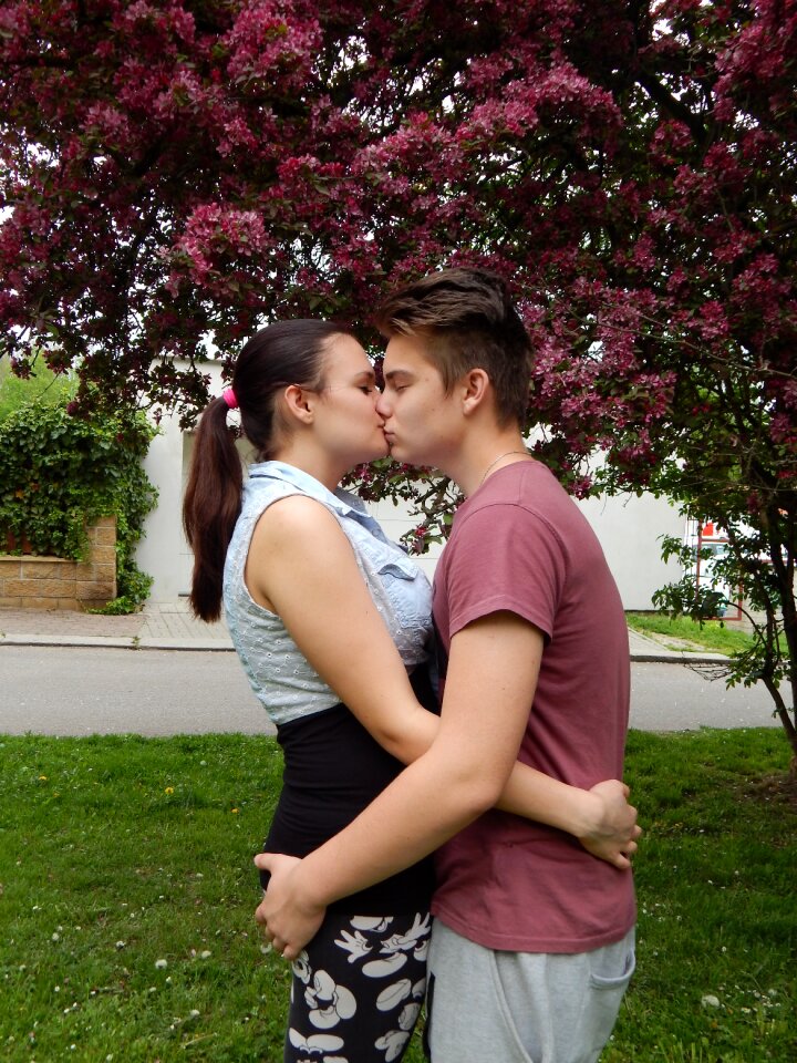 Girl love kiss