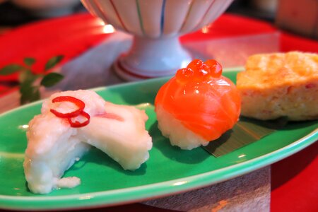 Salmon salmon roe egg roll