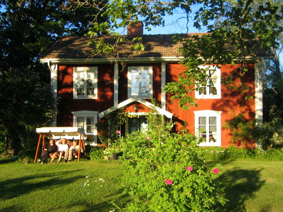 Stuge house painted red