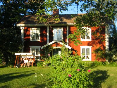 Stuge house painted red