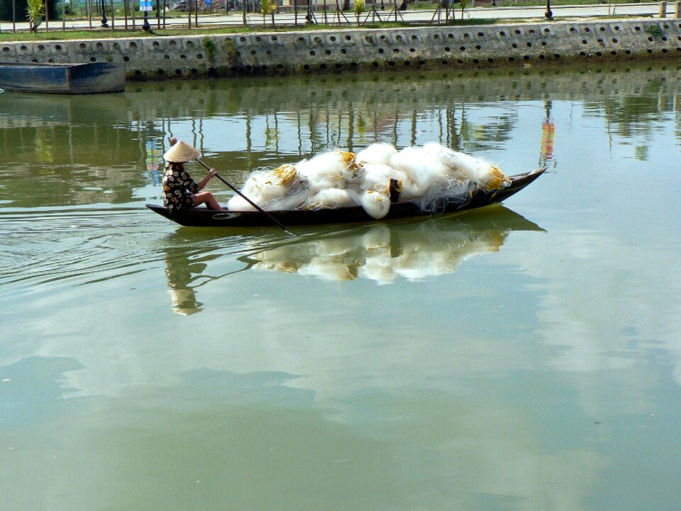 Hoi-an boat fisherman photo