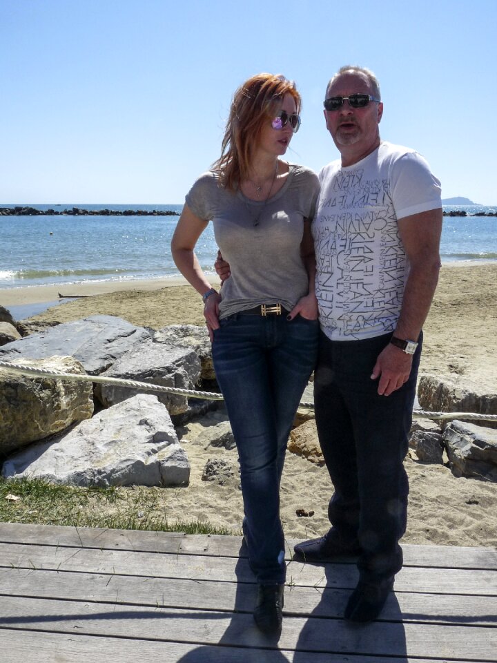 People sea couple