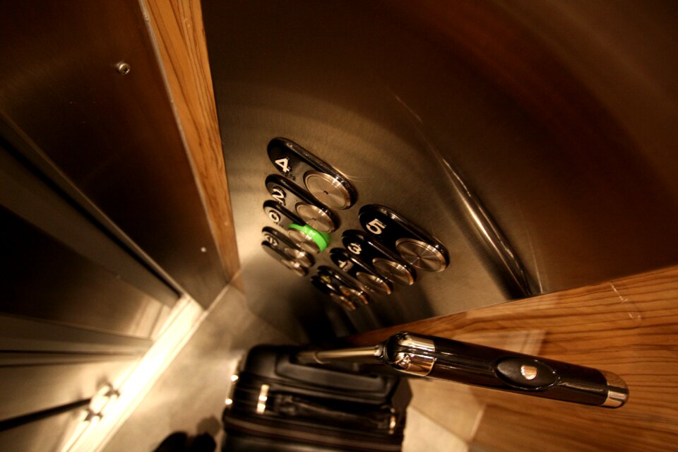 Building floor suitcase