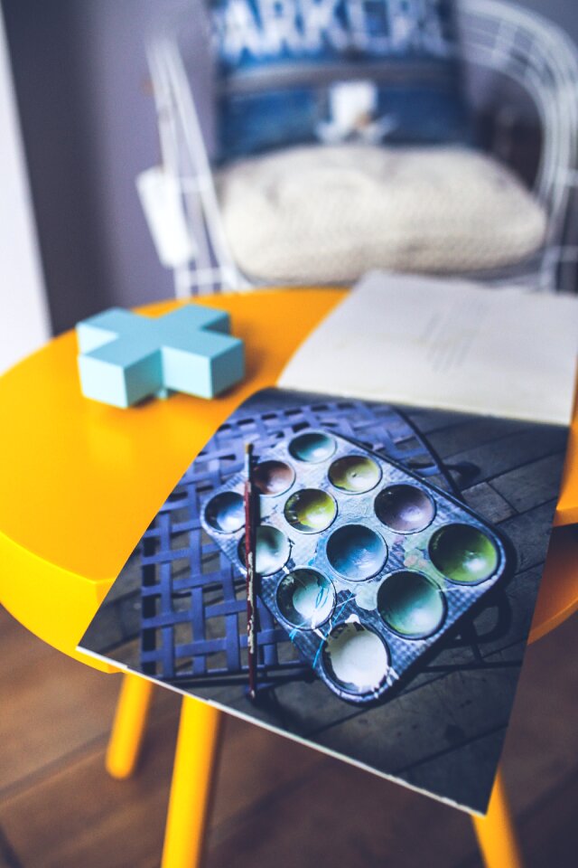 Art mess table