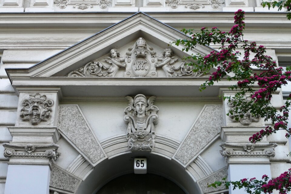Gründerzeit stucco portal