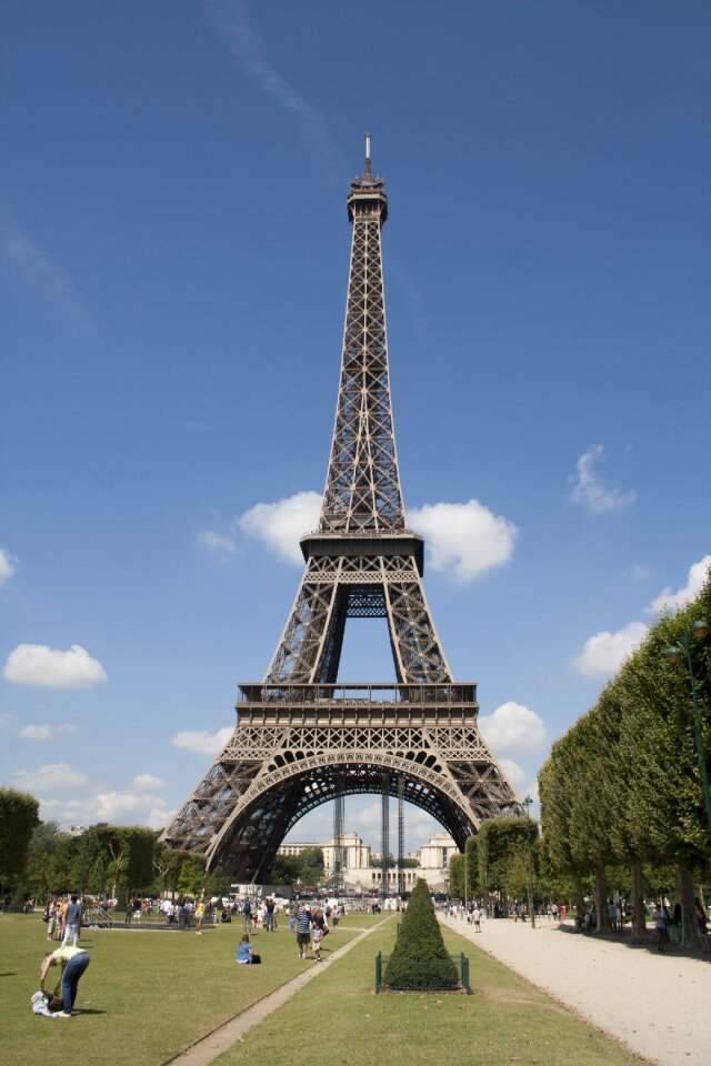 The eiffel tower paris garden