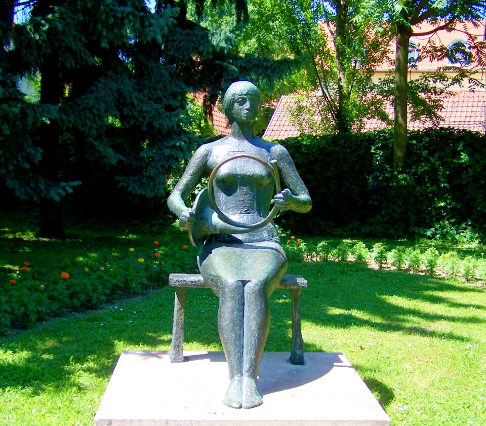 Bronze statue feminine instrument siklós